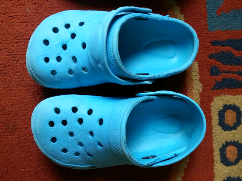 size 6 crocs shoes